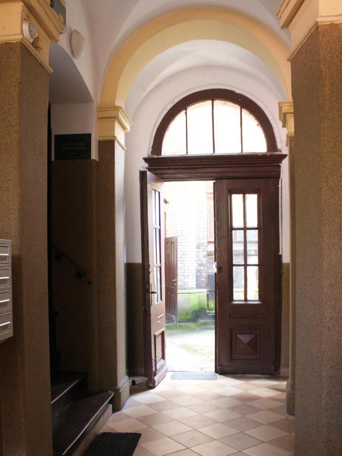 Ceglana I Witrazowa Komnata Apartment